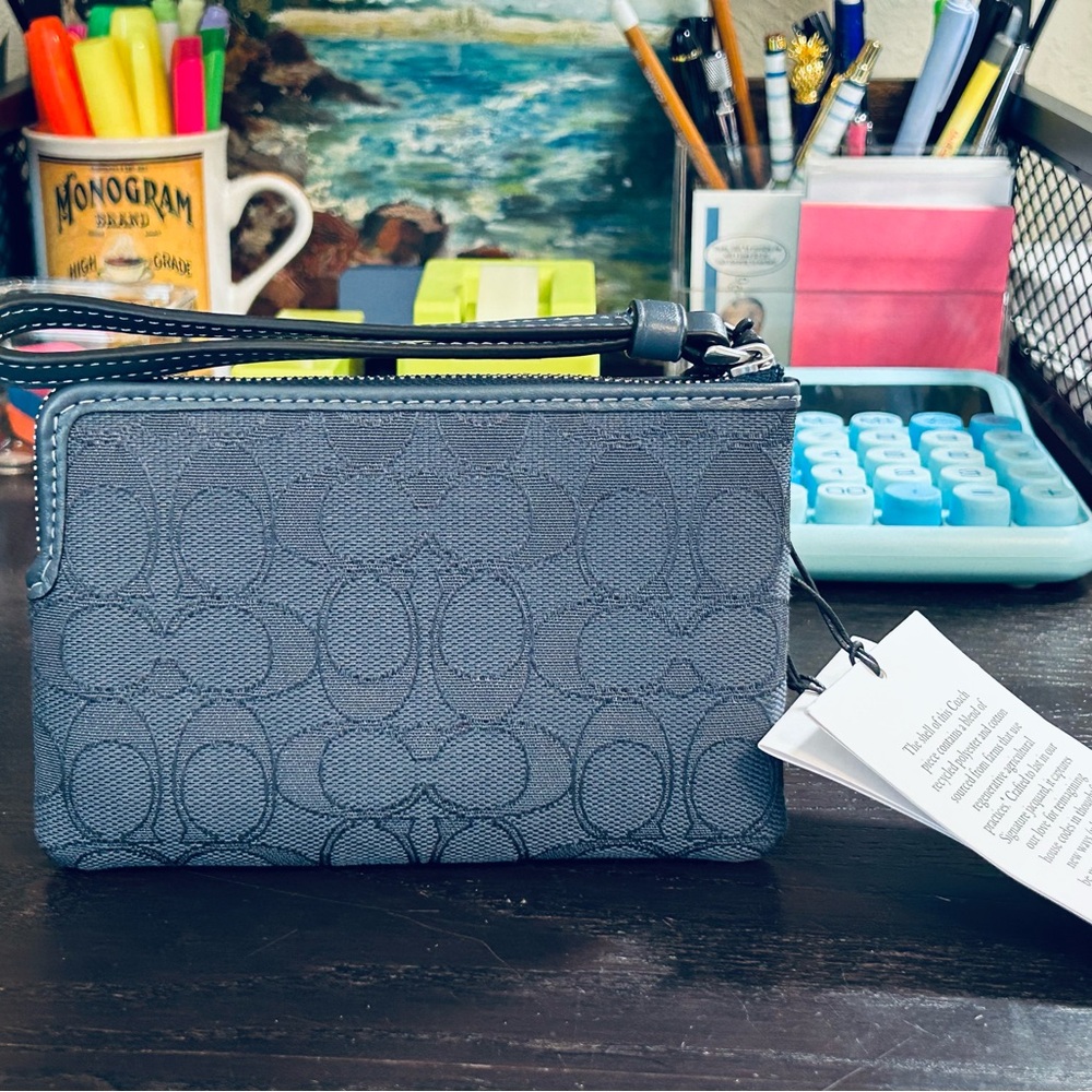 🌟NWT Going Quickly! Coach Corner Zip Denim Signature Wristlet!🌟 - Picture 2 of 6